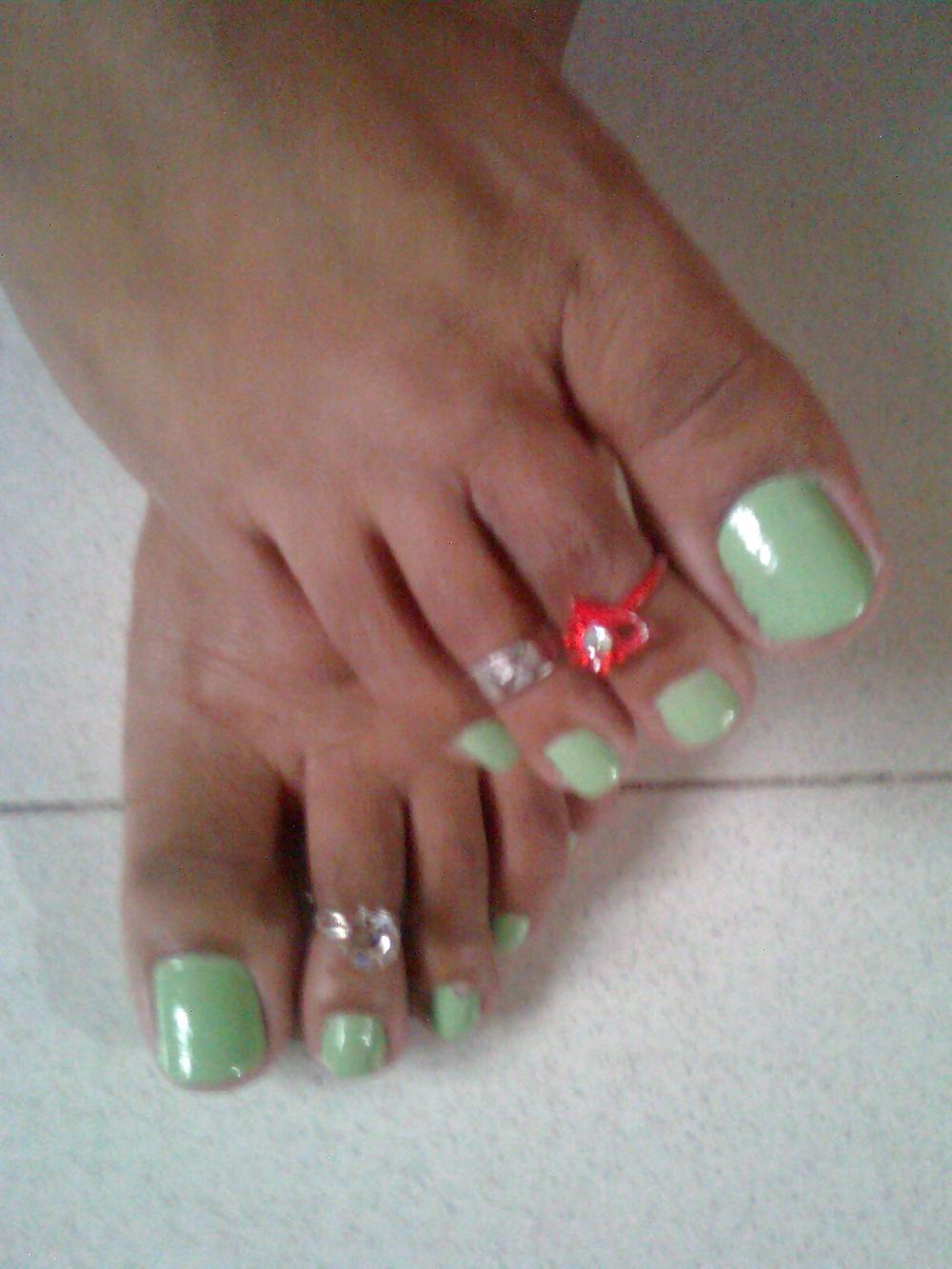 15P My wife's toe's n nails