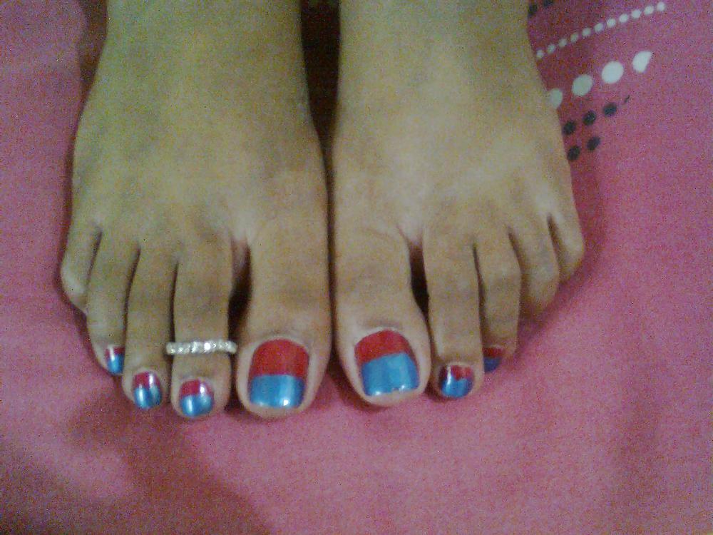 15P My wife's toe's n nails