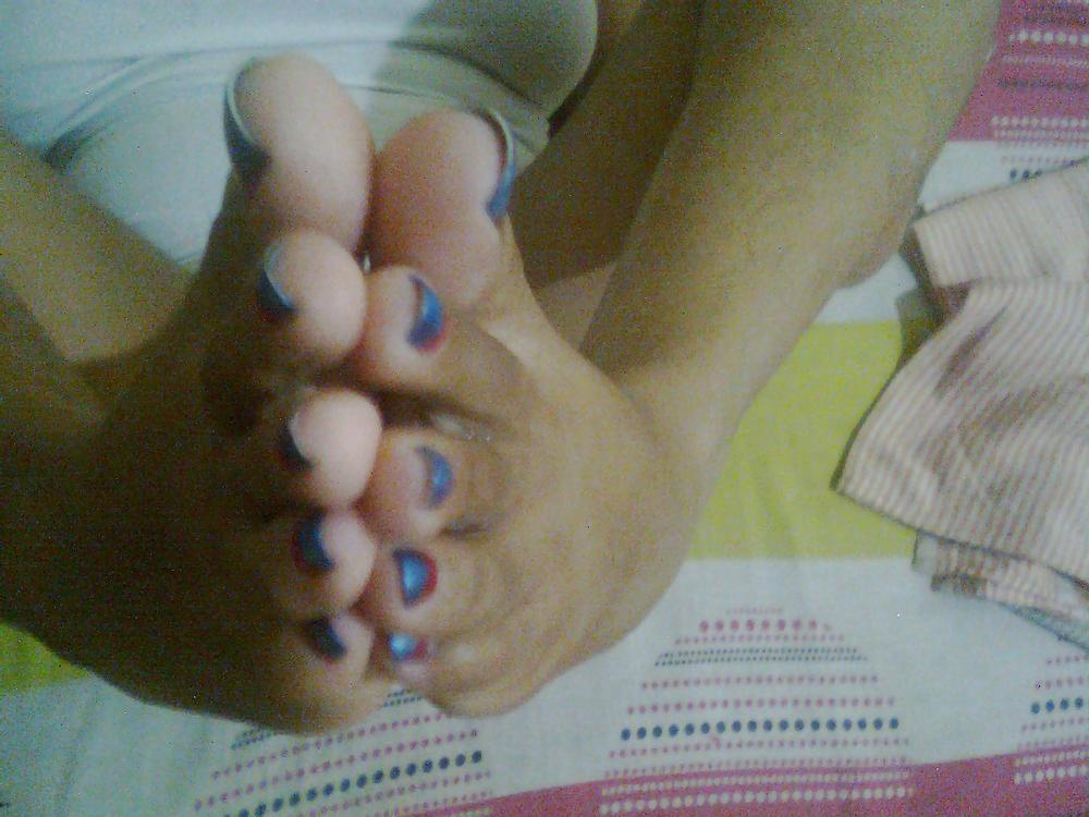 15P My wife's toe's n nails