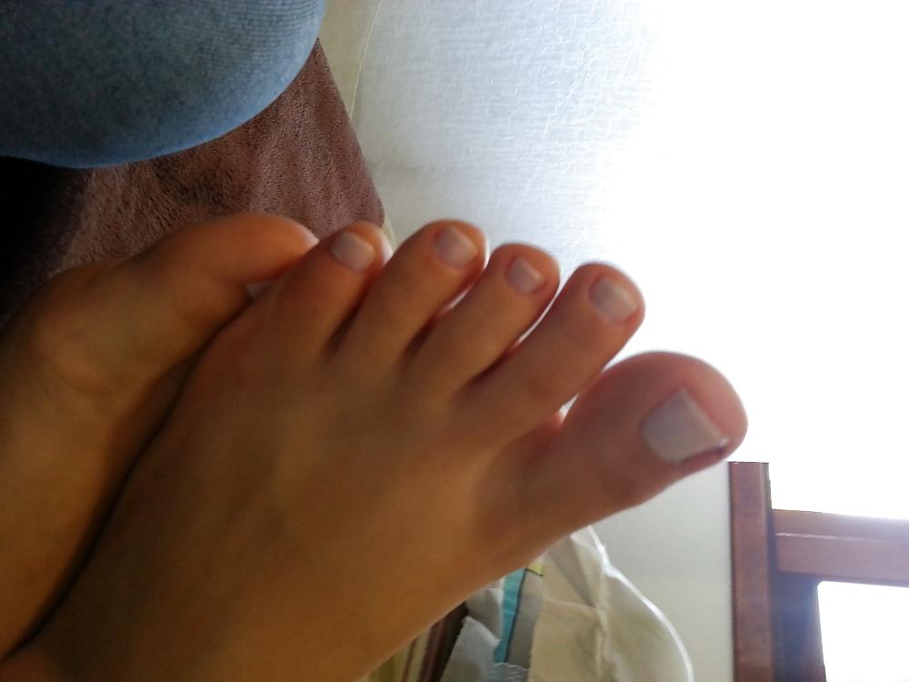 25P Her nails and soles 