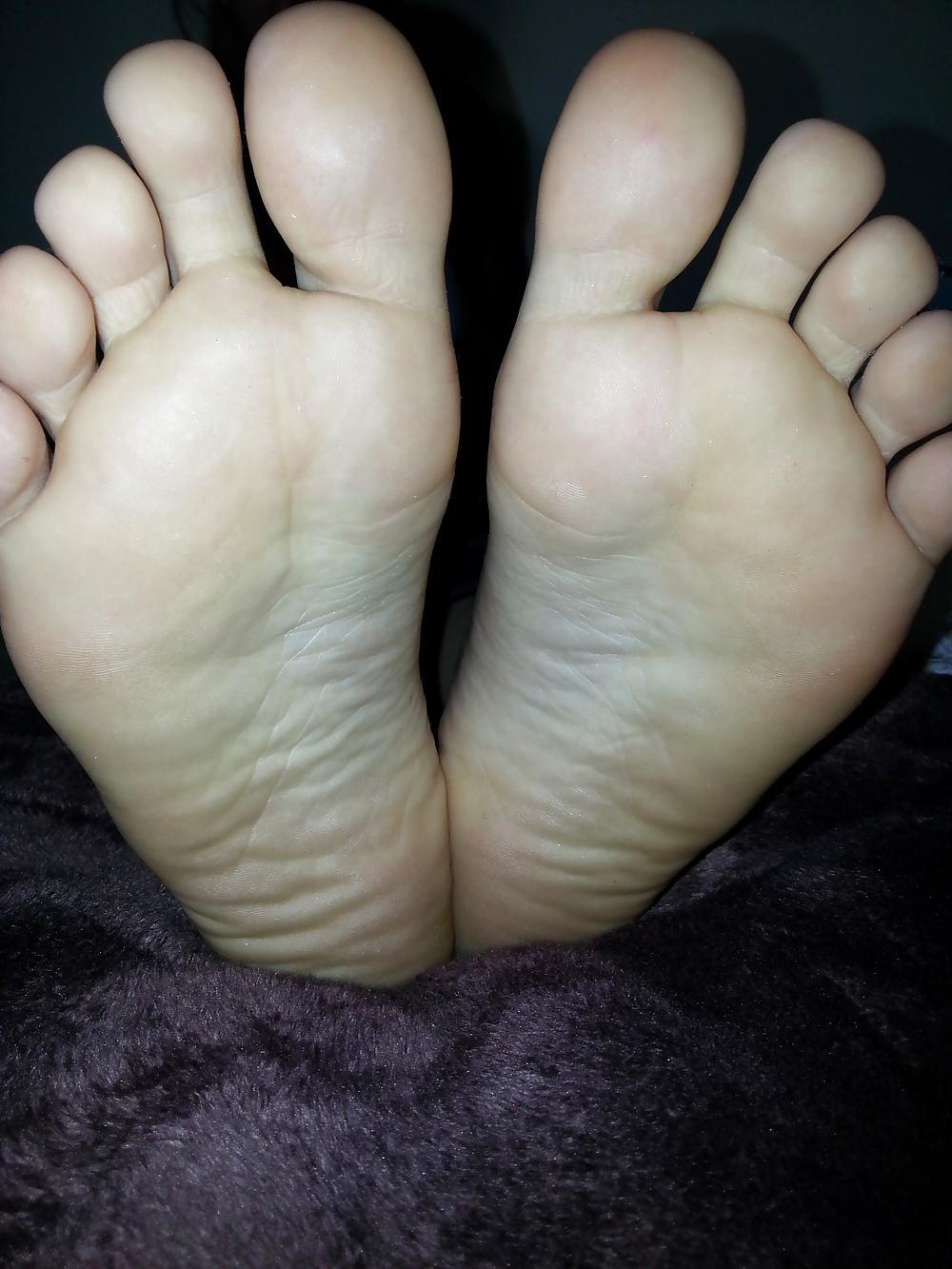 25P Her nails and soles 