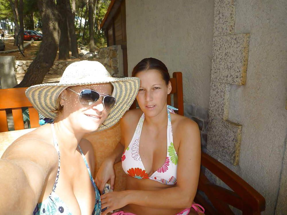 25P 3 girl on holiday