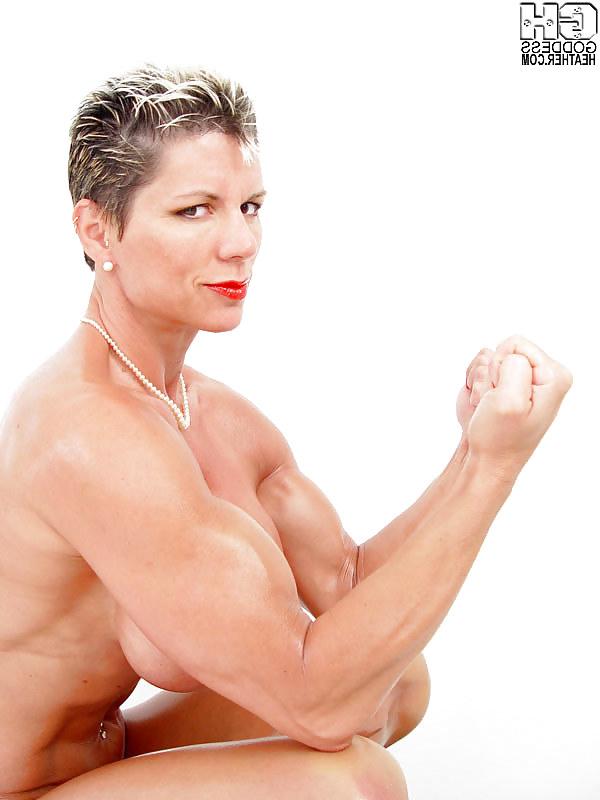22P Muscle blondey dyke mistress