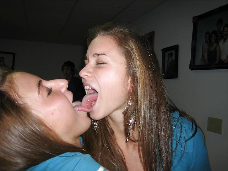 16P Sexy long tongues