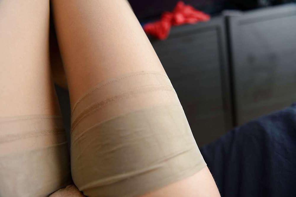 12P Pantyhose , footfetish & toenails