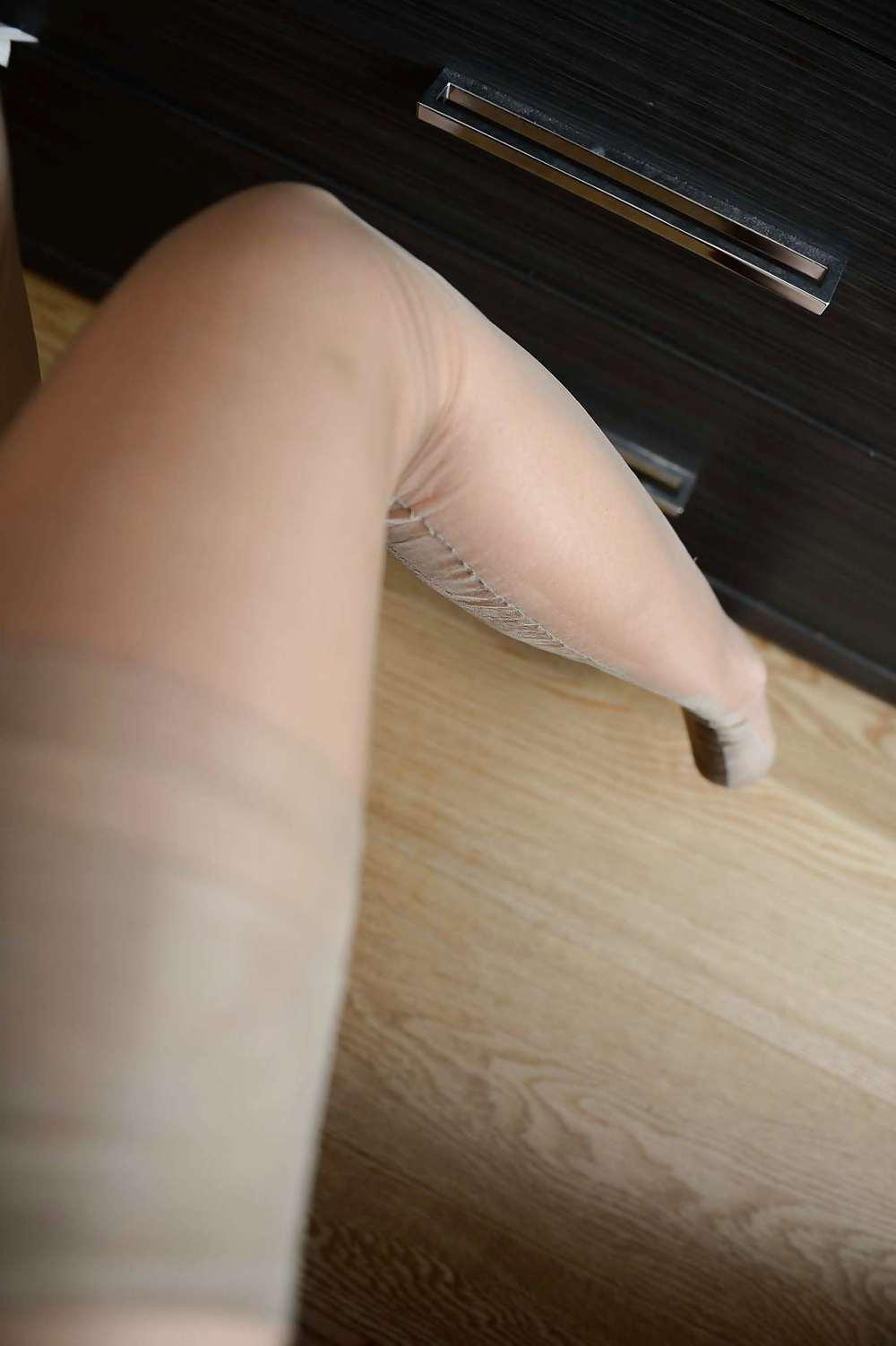 12P Pantyhose , footfetish & toenails