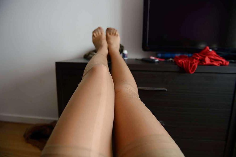 12P Pantyhose , footfetish & toenails