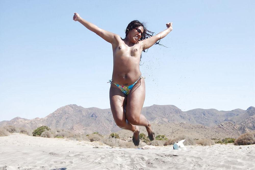 25P Hot bodies on holiday