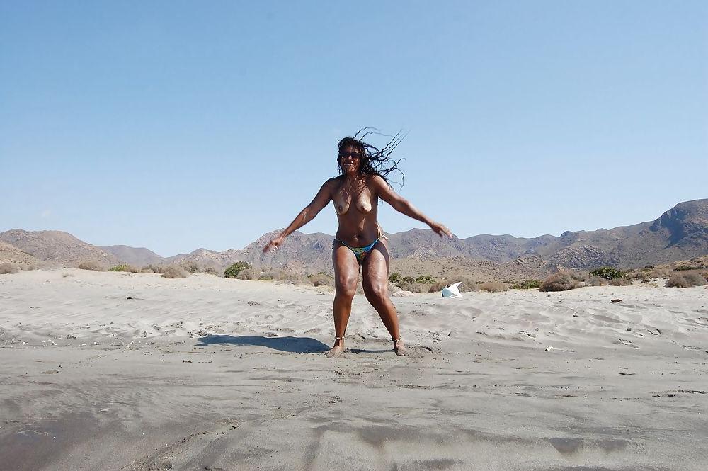 25P Hot bodies on holiday
