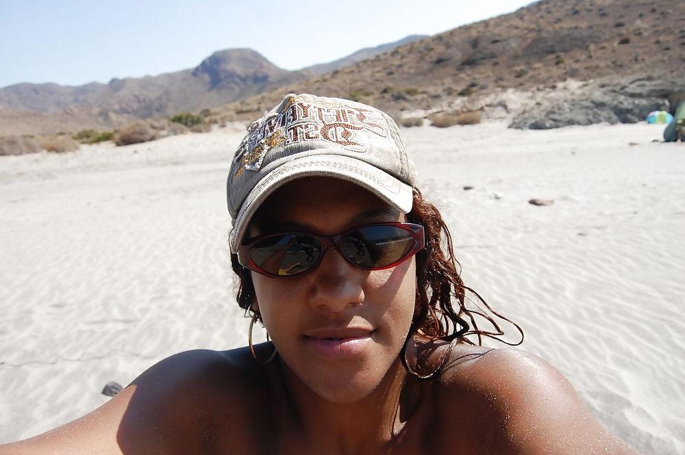 25P Hot bodies on holiday