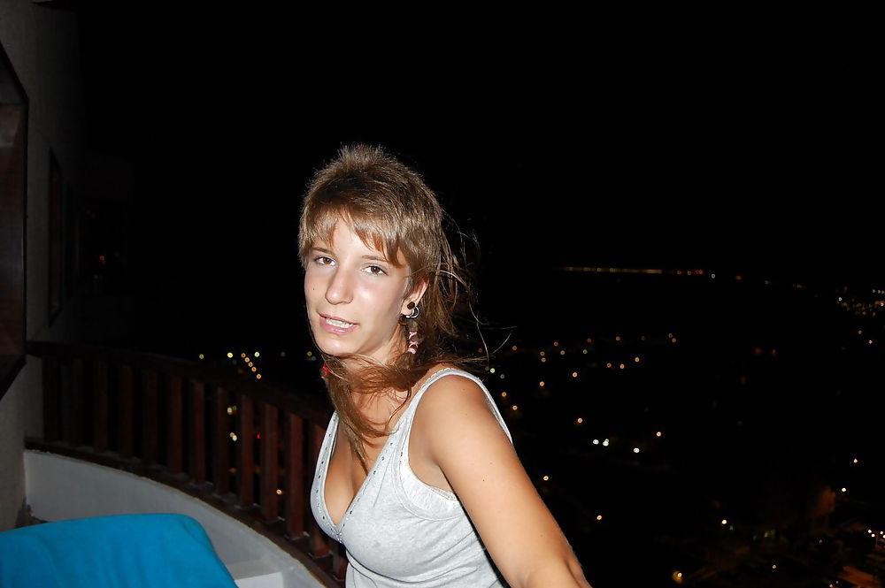 25P Hot bodies on holiday