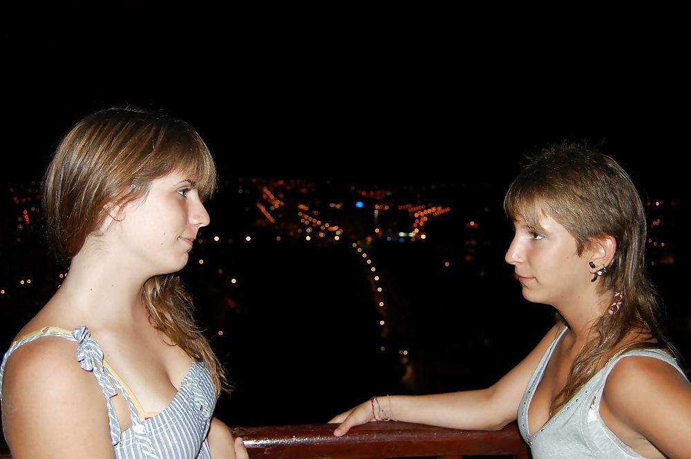 25P Hot bodies on holiday