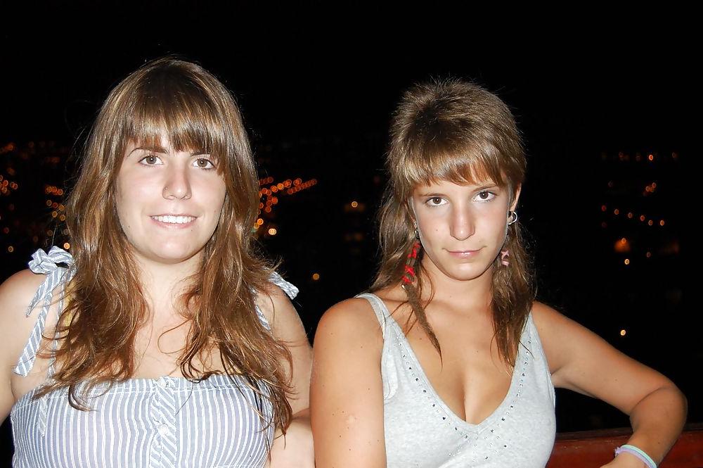 25P Hot bodies on holiday