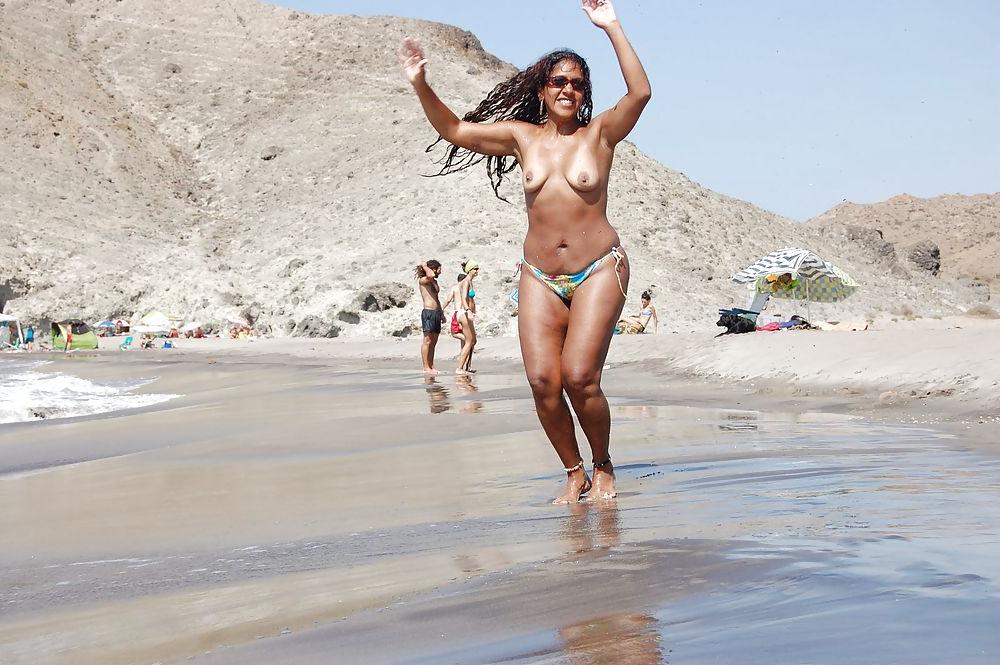 25P Hot bodies on holiday