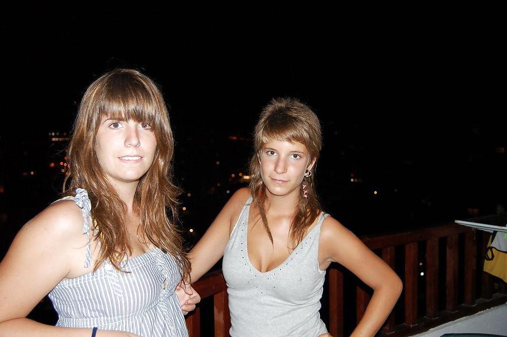 25P Hot bodies on holiday