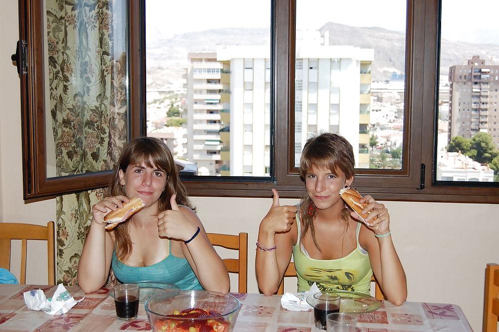 25P Hot bodies on holiday