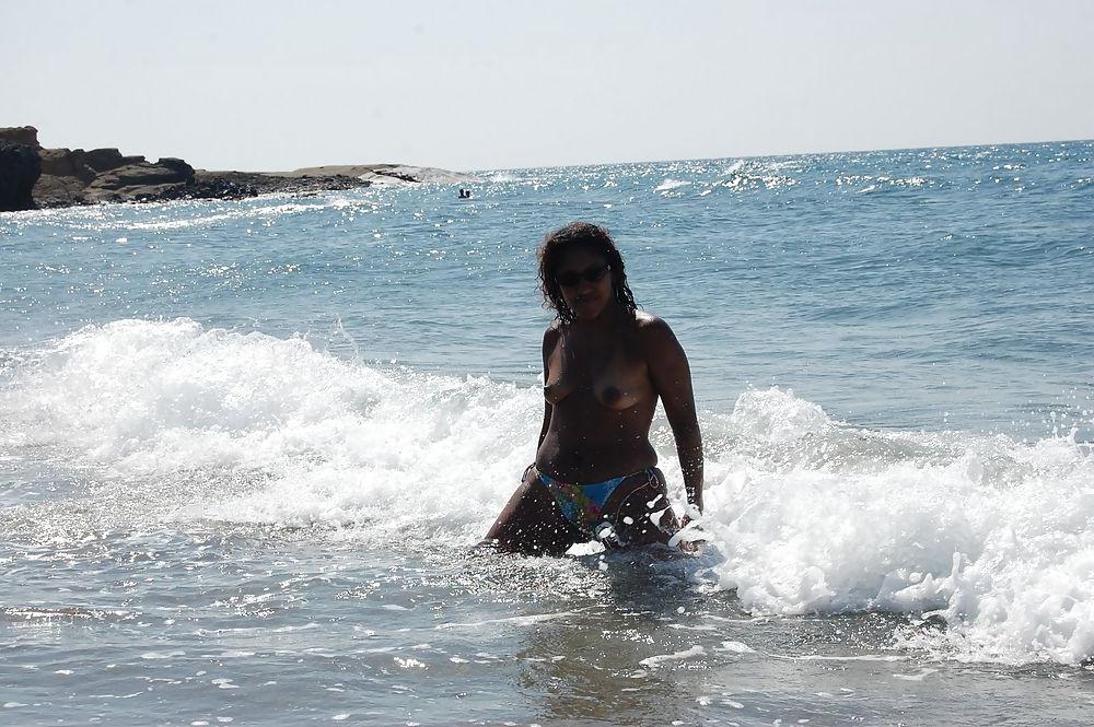 25P Hot bodies on holiday