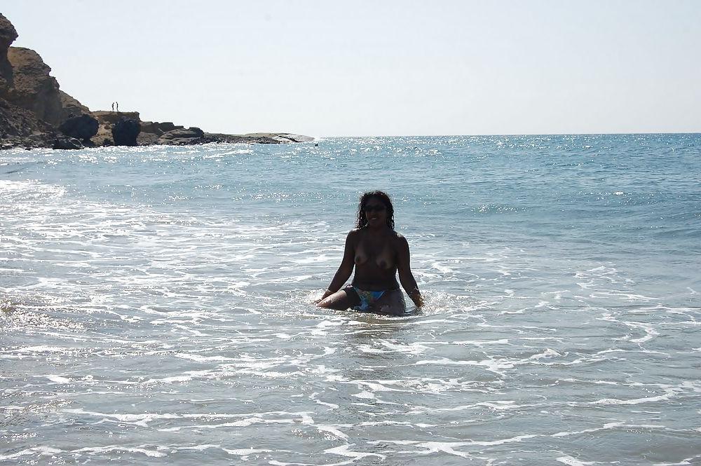 25P Hot bodies on holiday