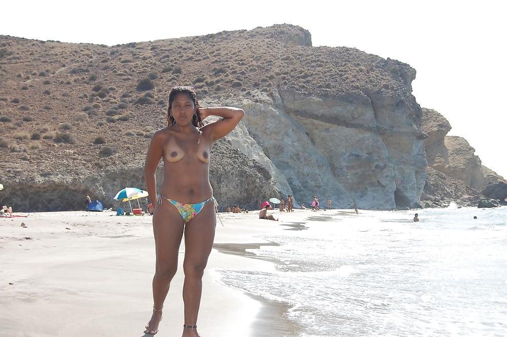 25P Hot bodies on holiday