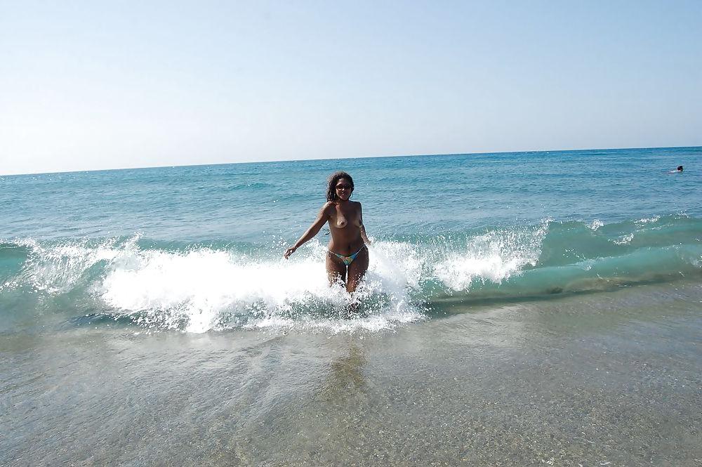25P Hot bodies on holiday