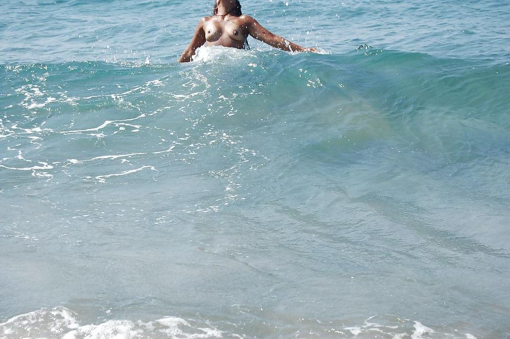 25P Hot bodies on holiday