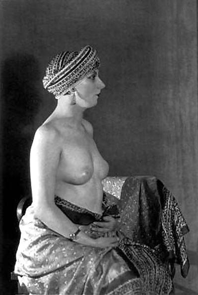 25P Alice Prin (Kiki) and Man Ray in the 1920s