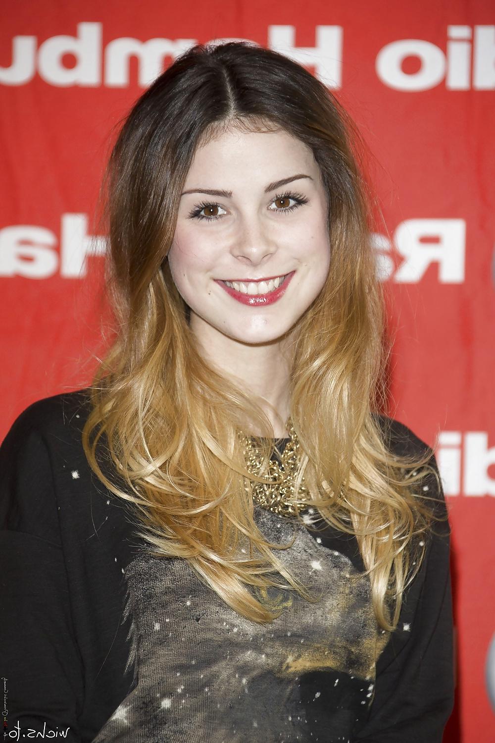 25P Lena Meyer-Landrut RED Lips, RED Nails, BLACK Nylons