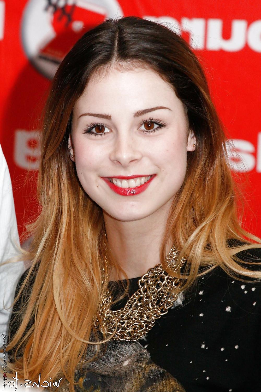 25P Lena Meyer-Landrut RED Lips, RED Nails, BLACK Nylons