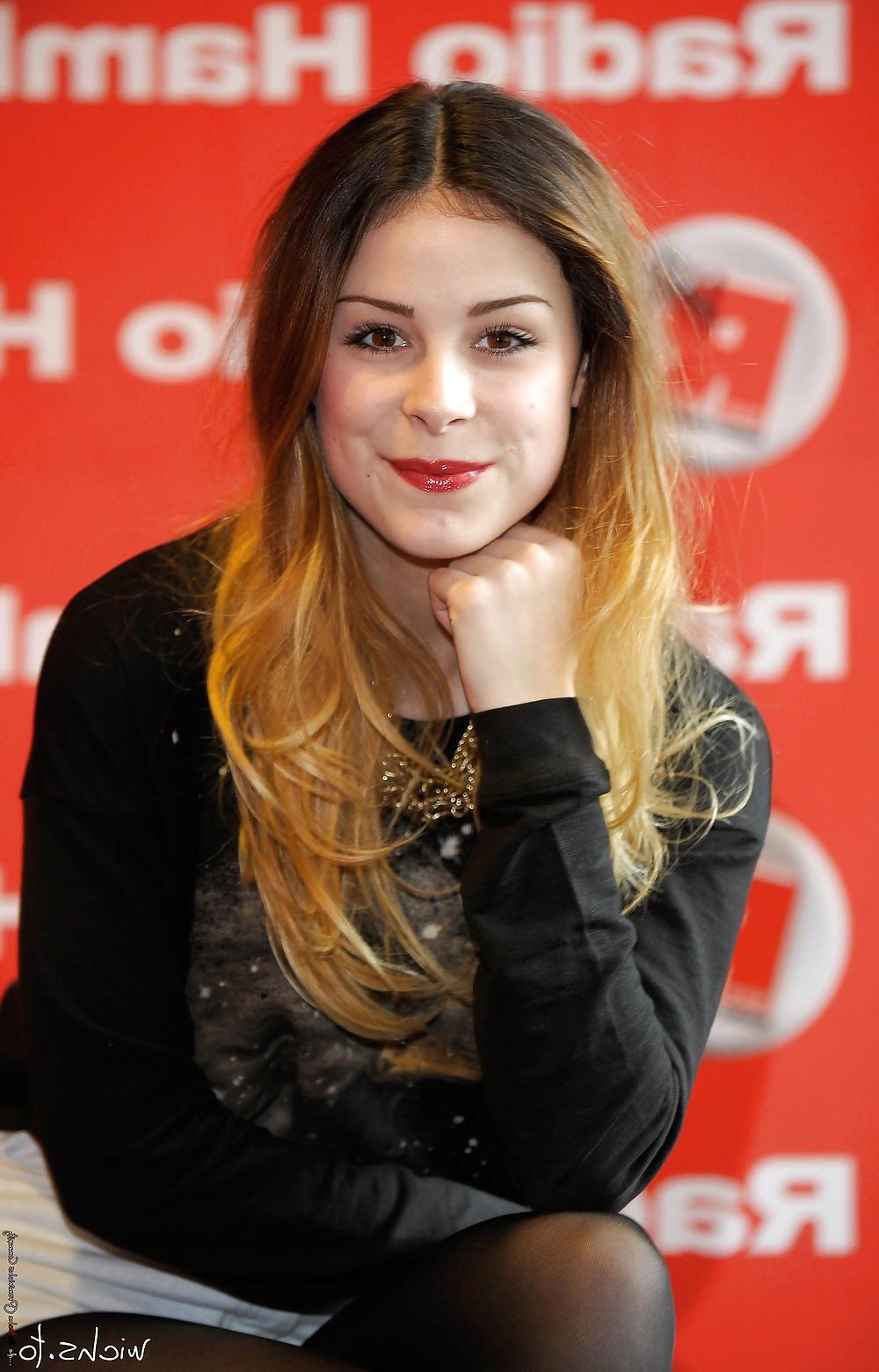 25P Lena Meyer-Landrut RED Lips, RED Nails, BLACK Nylons