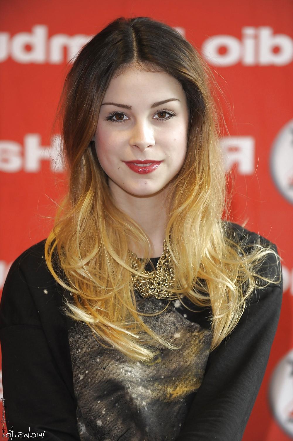 25P Lena Meyer-Landrut RED Lips, RED Nails, BLACK Nylons