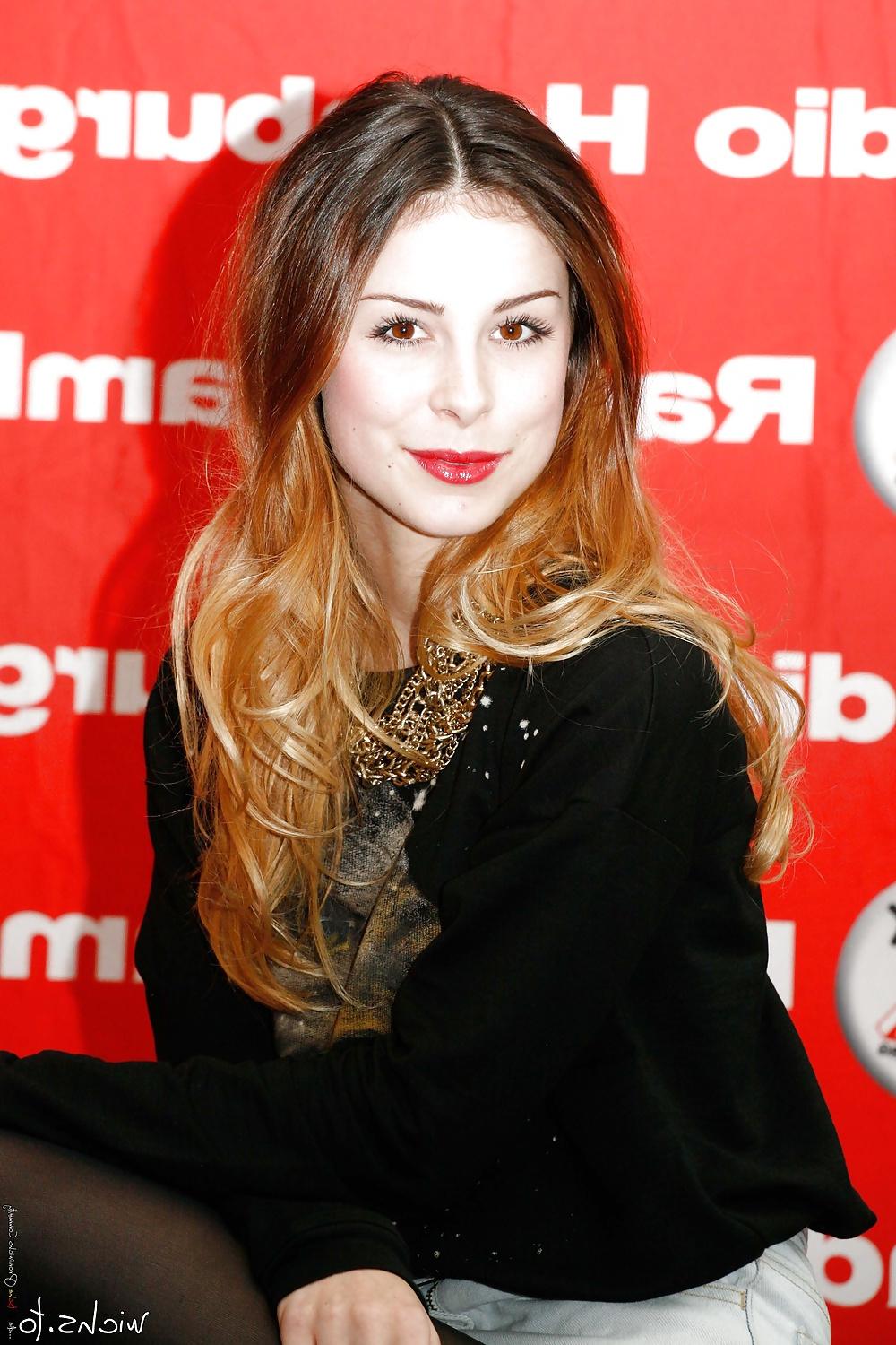 25P Lena Meyer-Landrut RED Lips, RED Nails, BLACK Nylons