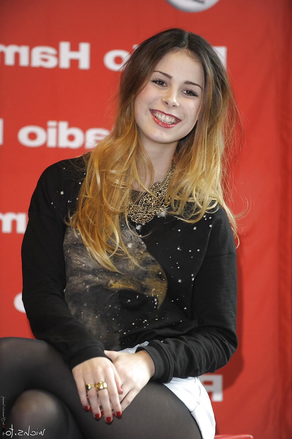 25P Lena Meyer-Landrut RED Lips, RED Nails, BLACK Nylons