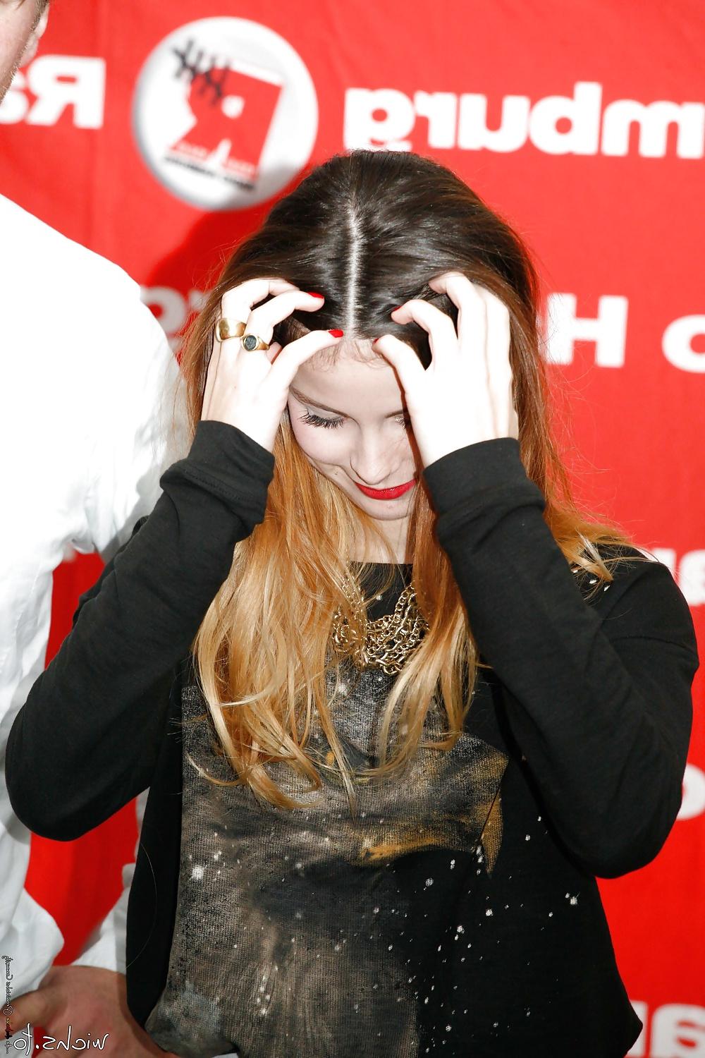 25P Lena Meyer-Landrut RED Lips, RED Nails, BLACK Nylons