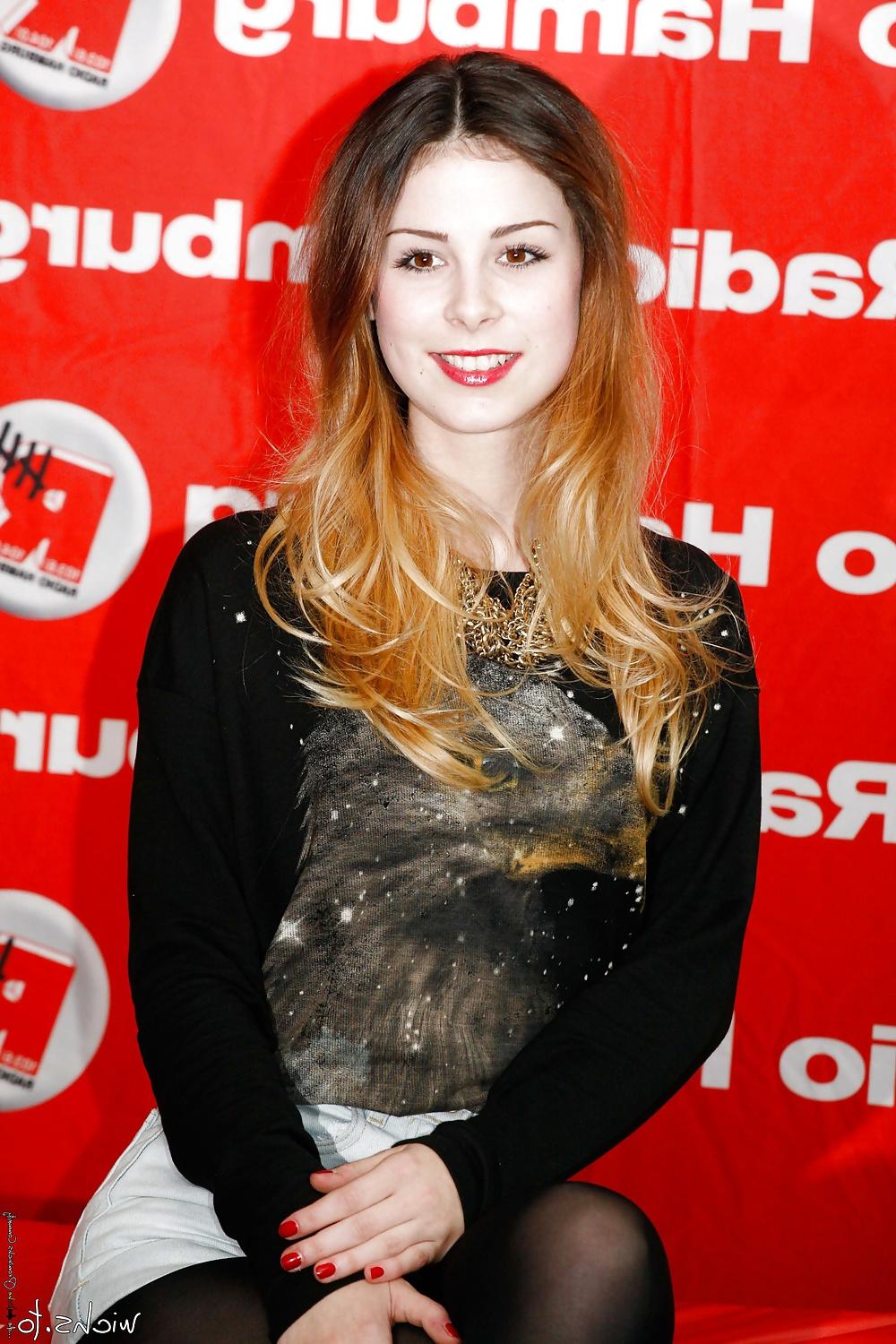 25P Lena Meyer-Landrut RED Lips, RED Nails, BLACK Nylons