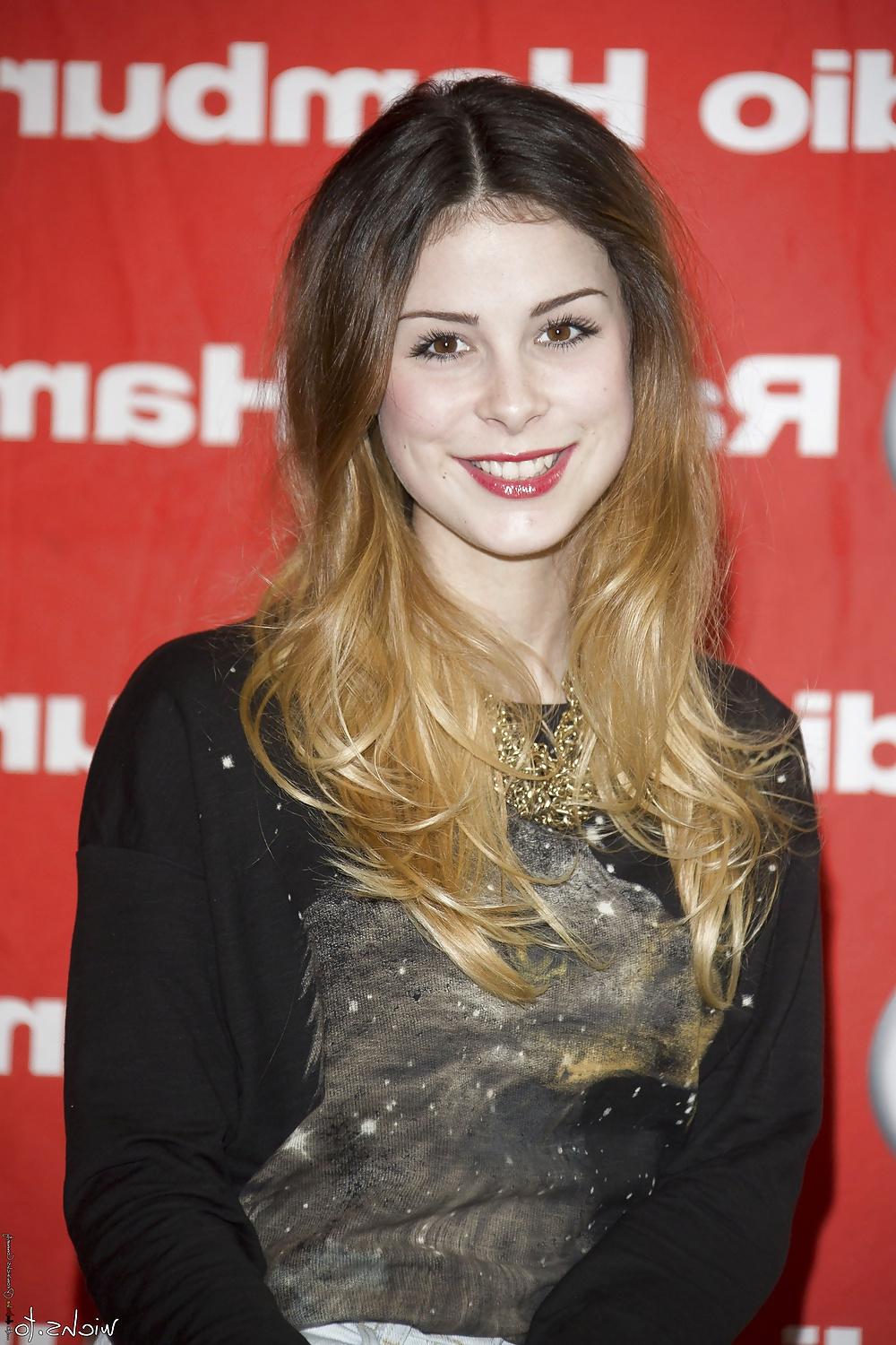 25P Lena Meyer-Landrut RED Lips, RED Nails, BLACK Nylons