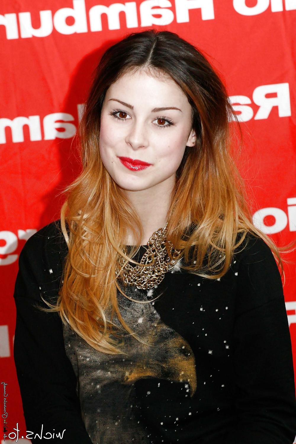 25P Lena Meyer-Landrut RED Lips, RED Nails, BLACK Nylons