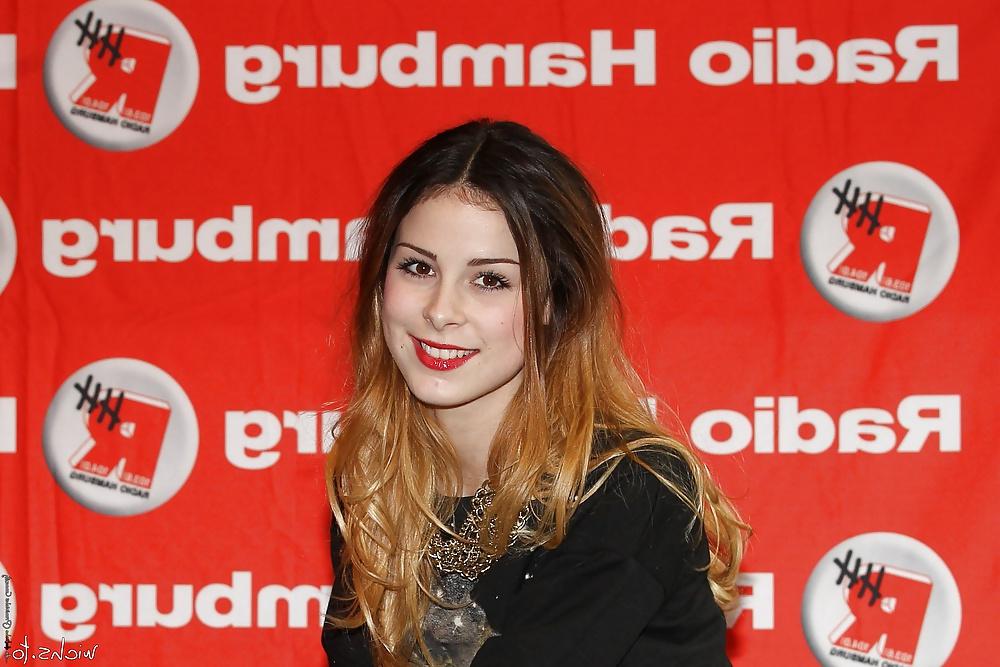 25P Lena Meyer-Landrut RED Lips, RED Nails, BLACK Nylons