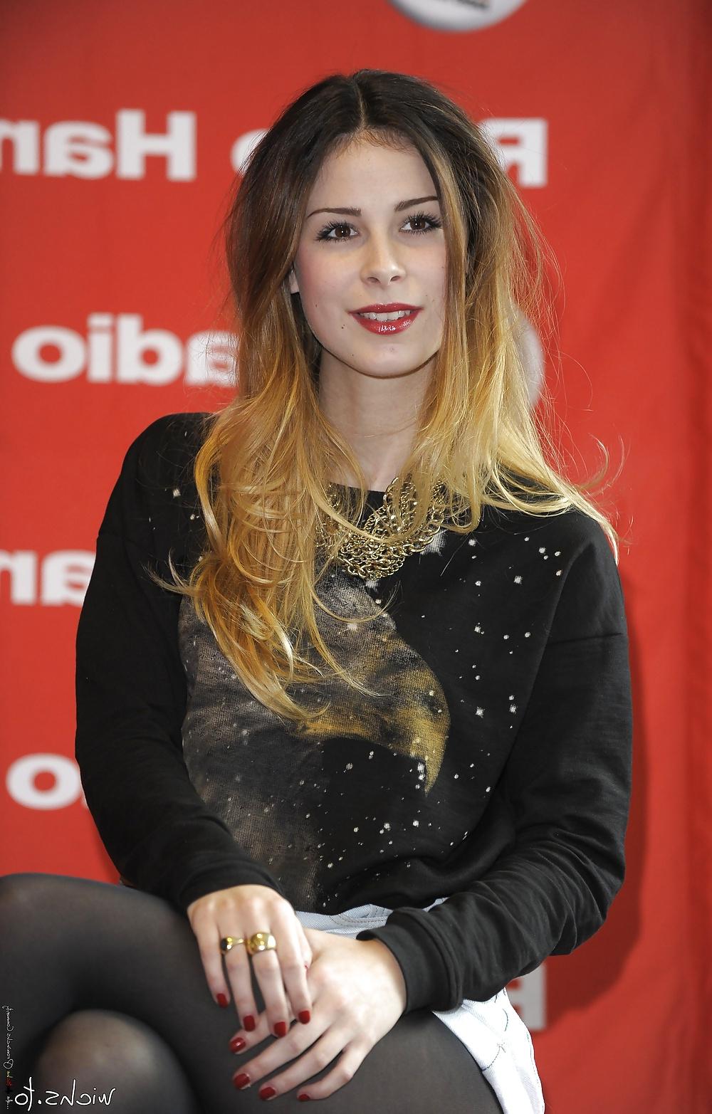 25P Lena Meyer-Landrut RED Lips, RED Nails, BLACK Nylons