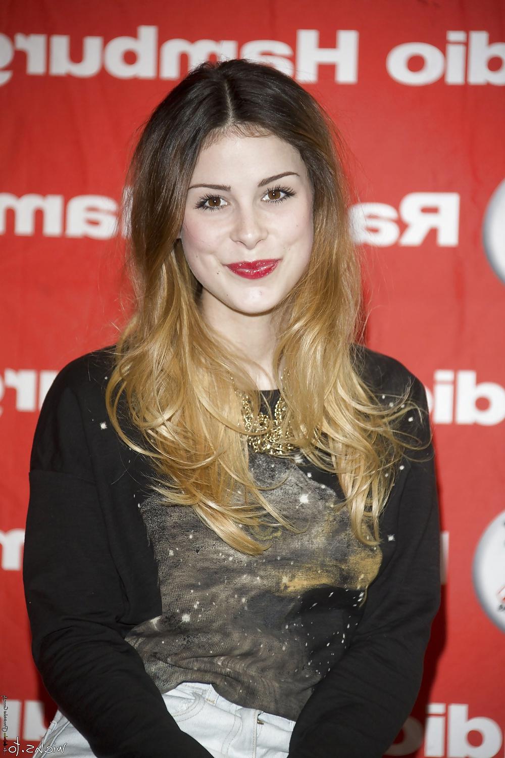 25P Lena Meyer-Landrut RED Lips, RED Nails, BLACK Nylons