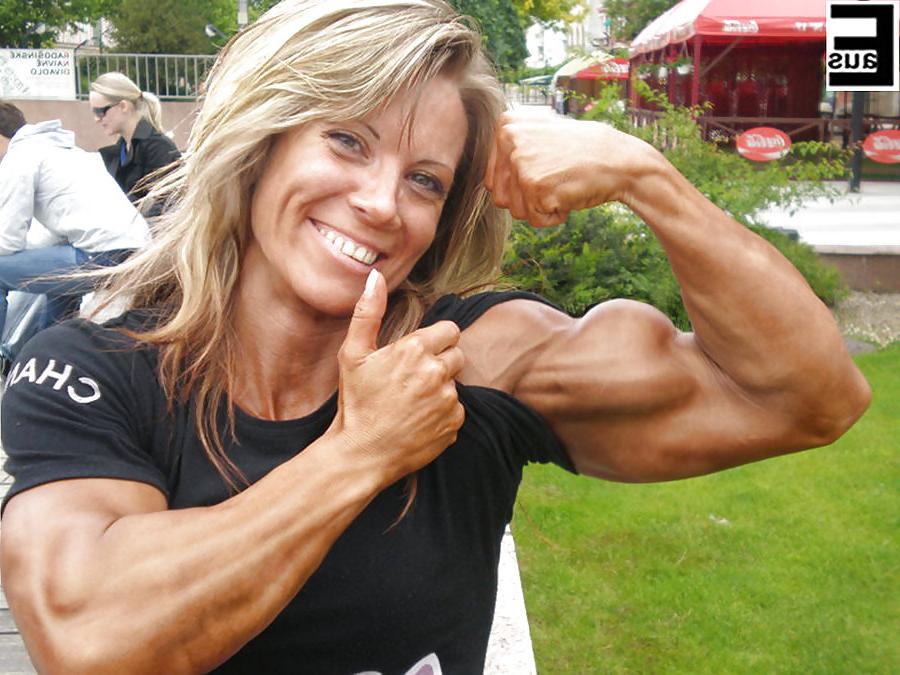 25P Hot Female Bodybuilders