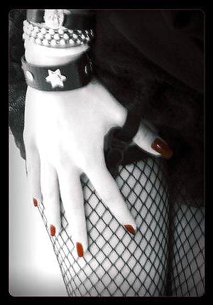 25P Red Lips, Red Nails