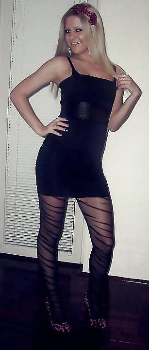 25P She's Sexy In Pantyhose!!