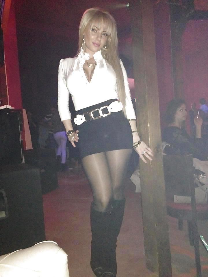 25P She's Sexy In Pantyhose!!