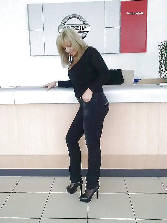 25P She's Sexy In Pantyhose!!