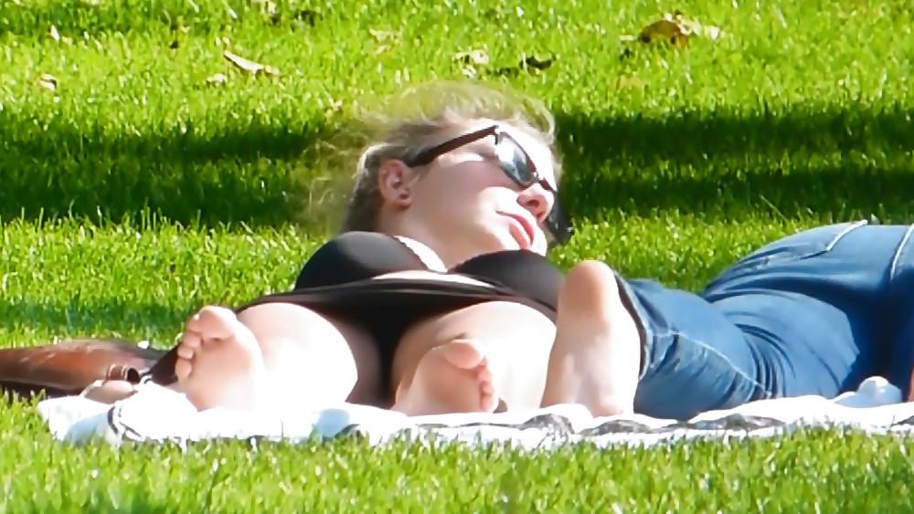 17P Hot teen in the park - ragazza al parco