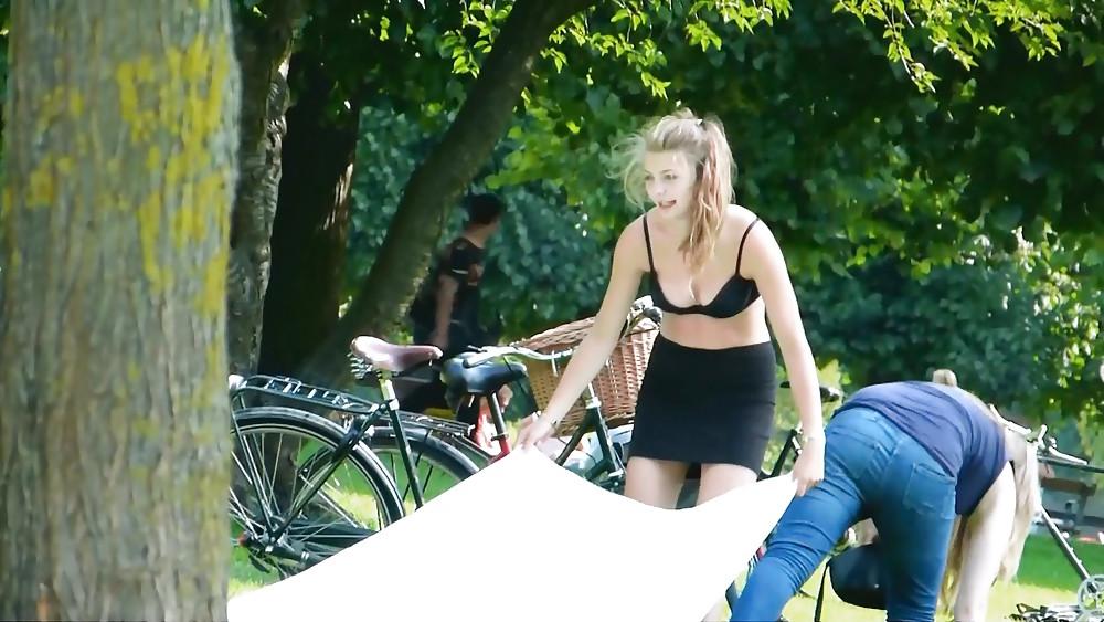 17P Hot teen in the park - ragazza al parco