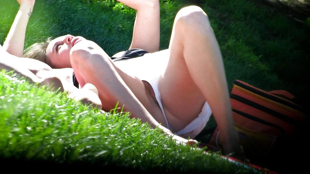 17P Hot teen in the park - ragazza al parco
