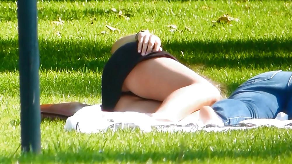 17P Hot teen in the park - ragazza al parco