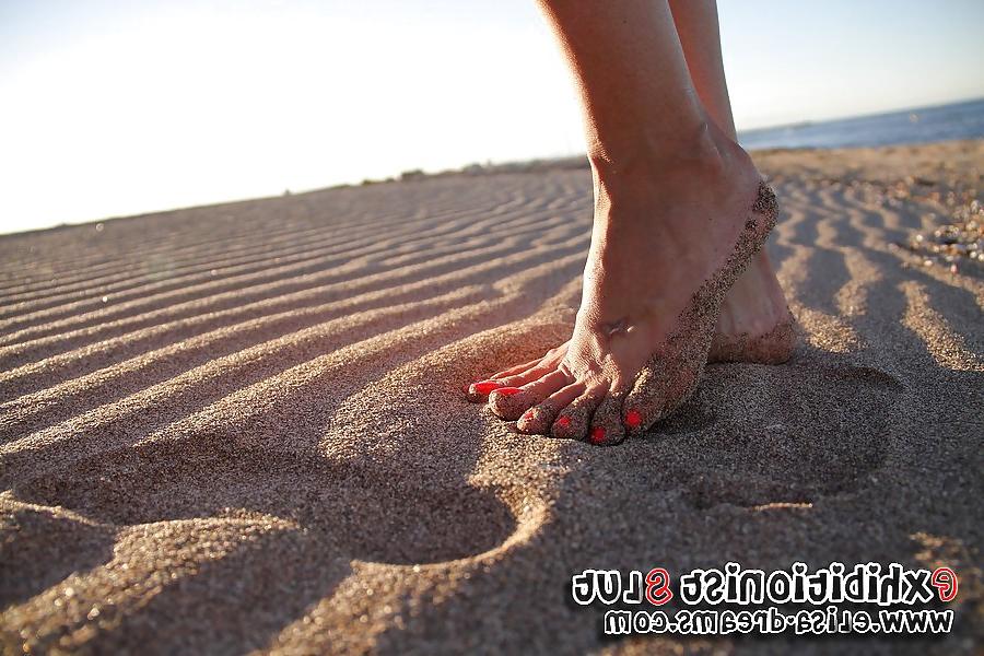 10P Flashing and nude to the beach
