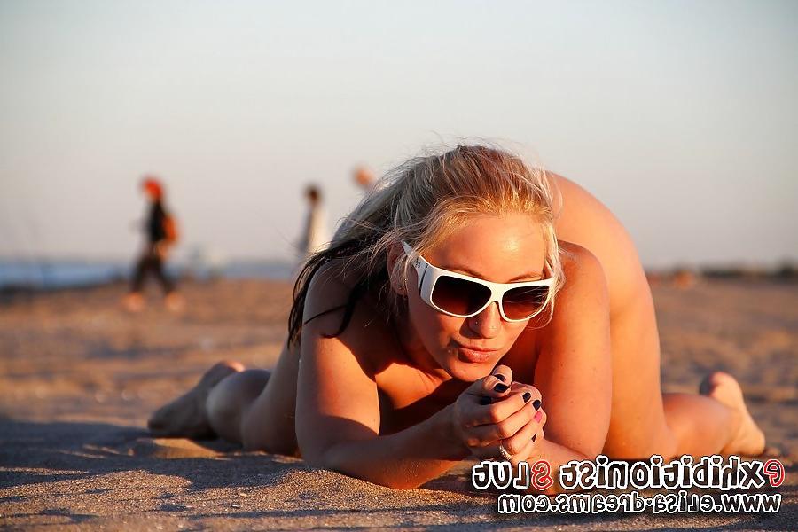 10P Flashing and nude to the beach